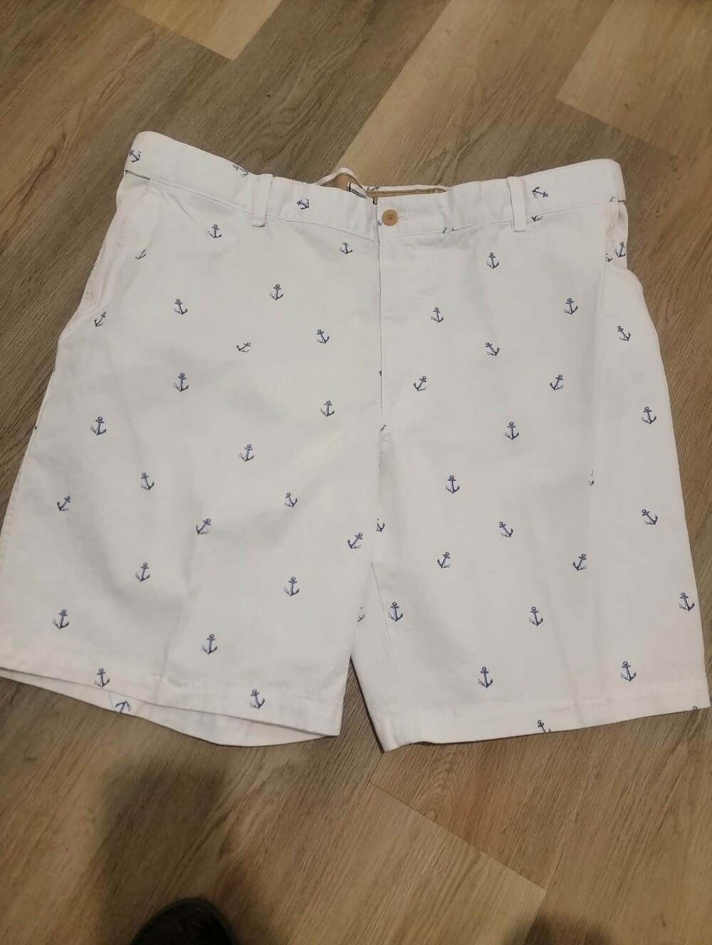 Izod Saltwater Men's Big & Tall Size 46 Inseam Is 10"..White w/Blue Anchors